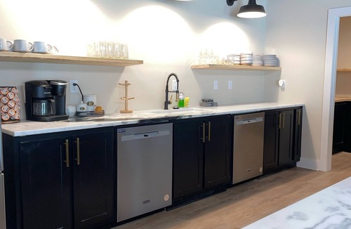 College Hill House | Welcome to the Sip! 7 bed 9 bath party house. Create your own grove party!