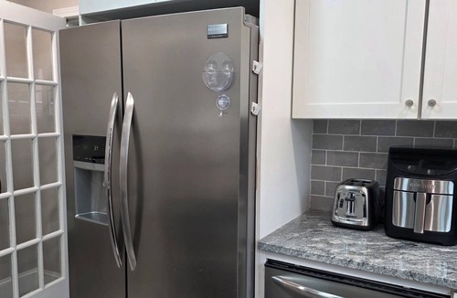 Church Street Cottage | Welcoming 2 bedroom/2 bath Atlanta bungalow with off street secure Parking