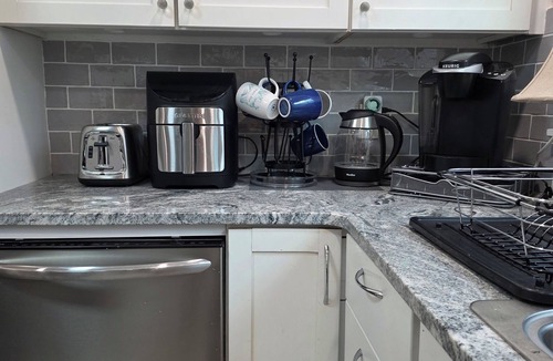 Church Street Cottage | Welcoming 2 bedroom/2 bath Atlanta bungalow with off street secure Parking