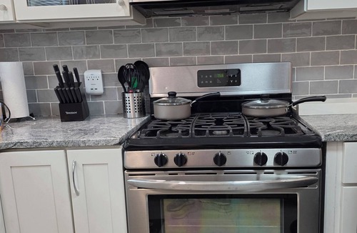 Church Street Cottage | Welcoming 2 bedroom/2 bath Atlanta bungalow with off street secure Parking