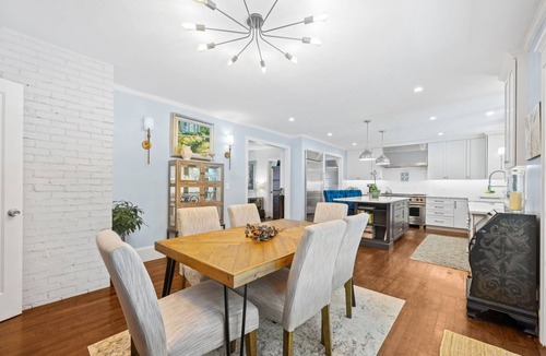 Lindridge-Martin Manor House | Welcoming Family Oasis I Fenced I Jacuzzi I Chef’s Kitchen