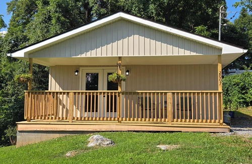 Johnson City Cottage | Welcoming Tiny House close to ETSU, Medical Center and Downtown Johnson City, TN