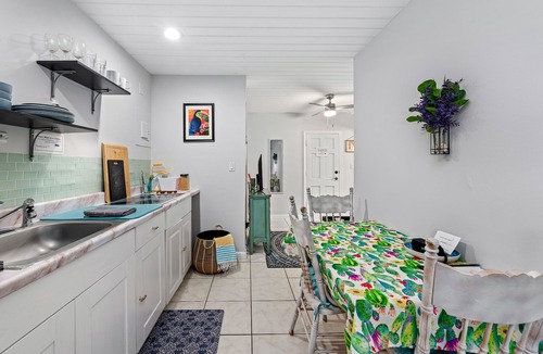 Southwest House | West Palm Beach Retreat – 3 Private Suites w/Pool