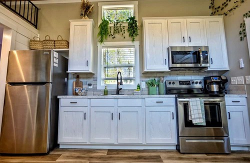Tracy City Cabin | Whimsical Mountain Tiny House with Hot Tub near South Cumberland State Park Tennessee