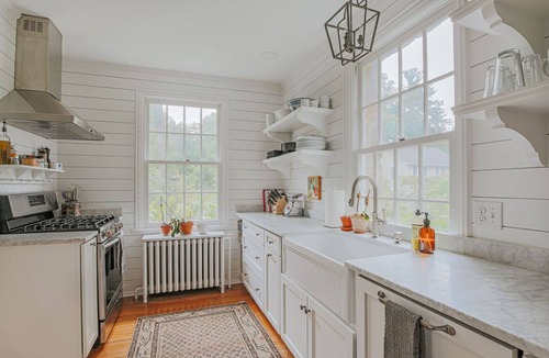 Lewis Mountain House | Whispering Cottage: Walk to Scott Stadium & JPJ