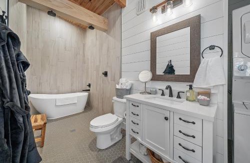 Treloar House | Whispering Pines - Lakeside