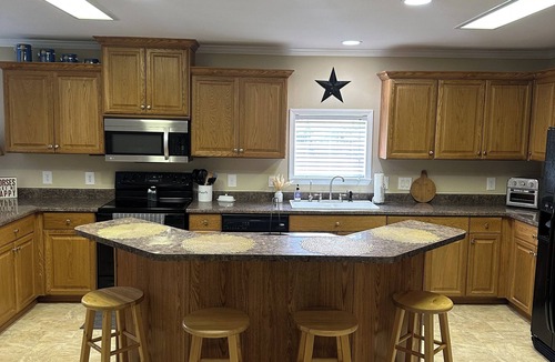 Tea House | Whispering Springs - Beautiful 4-bedroom house with AC in charming Owensville