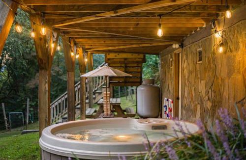 Whittier House | Whistler Retreat - Hot Tub, Fireplace, and Mountain Views!