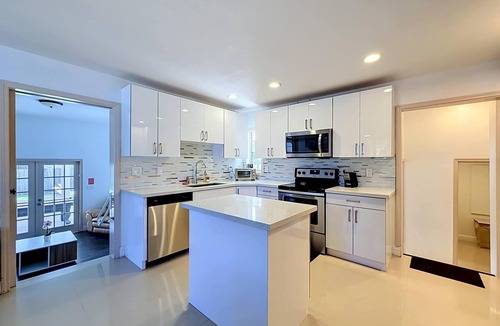 Boynton Beach House | WhiteIris-5-Bedroom Home with Pool, Mini Golf, & Heated Jacuzzi in Boynton Beach