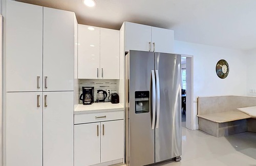 Boynton Beach House | WhiteIris-5-Bedroom Home with Pool, Mini Golf, & Heated Jacuzzi in Boynton Beach