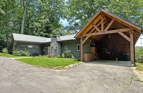 Highlands Hills Cabin | Whiteside Mountain. A Firepit Out Back. Someone Finally Got This Right | Pine Cone Cottage