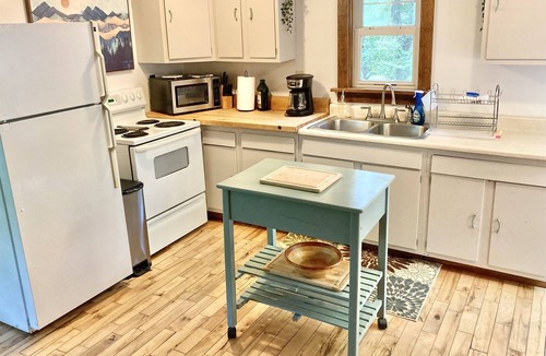 Asheville Ski Chalet | Whitewater Chalet-Stay right on the French Broad!