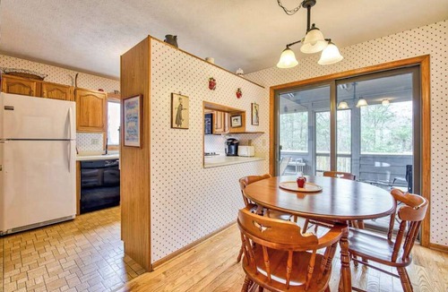 Lake Junaluska House | Wholesome retreat near the lake & town with patio & full kitchen