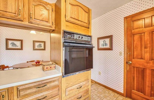 Lake Junaluska House | Wholesome retreat near the lake & town with patio & full kitchen