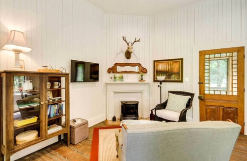 McComb House | Wild Fern Cottage with River Access