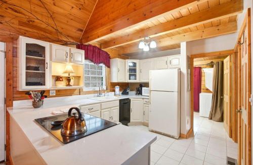 Tazewell House | Wildcat Retreat Cozy Norris Lake Cabin Getaway