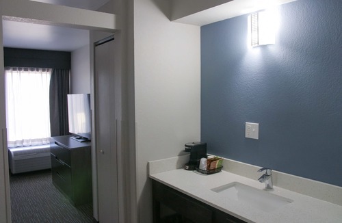 Hayfield Dundee Hotel | Wingate by Wyndham Louisville Fair and Expo