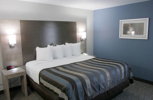 Hayfield Dundee Hotel | Wingate by Wyndham Louisville Fair and Expo