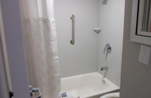 Hayfield Dundee Hotel | Wingate by Wyndham Louisville Airport Expo Center