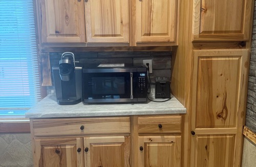 Rainelle Apartment | Wonderful 2-bedroom apartment with AC in charming Rainelle