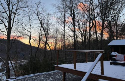 Mountain City House | Wonderful cabin tucked in the woods/w Hot tub