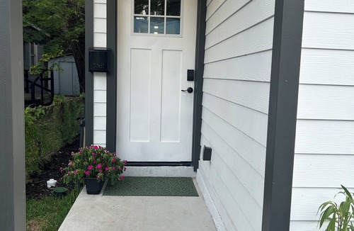 Urban Core House | Wonderful Modern 3-bedroom Duplex w/fenced back yard in charming Jacksonville