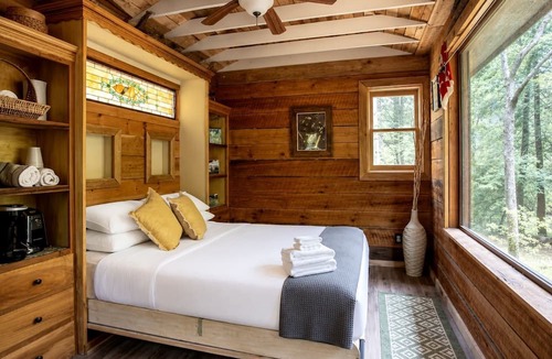 Suches Cabin | Wonderful Tree House Getaway on the Toccoa River, for Glamping in Suches, Georgia