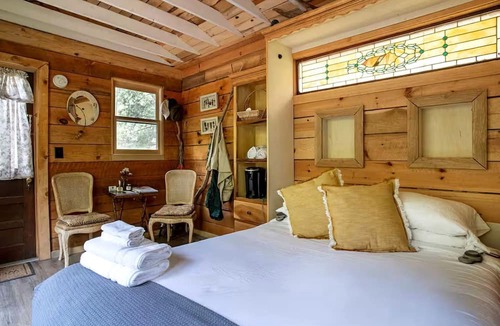 Suches Cabin | Wonderful Tree House Getaway on the Toccoa River, for Glamping in Suches, Georgia