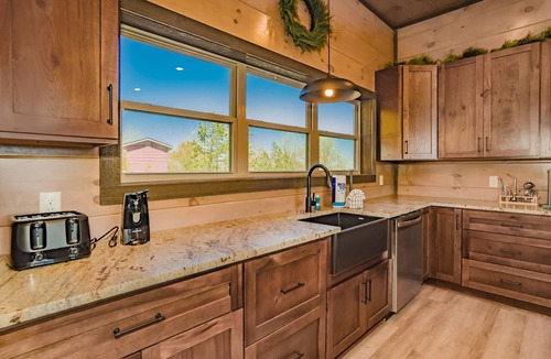 Sevierville Cabin | Wonderland Lodge: Mtn Views, Pool, S/Secluded, Games Theater, wifi, hot tub.