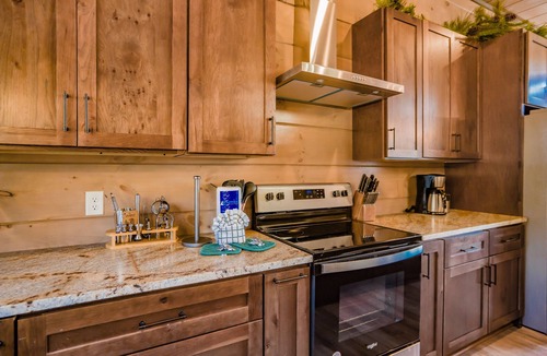 Sevierville Cabin | Wonderland Lodge: Mtn Views, Pool, S/Secluded, Games Theater, wifi, hot tub.