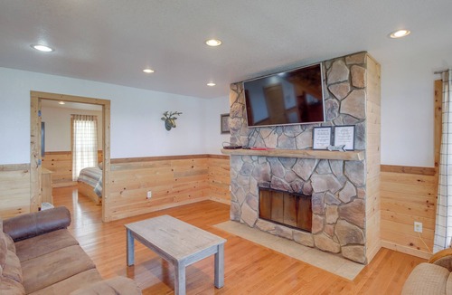 Bryant Cabin | ‘Wood Haven’ Cabin w/ Private Hot Tub, Resort Pool