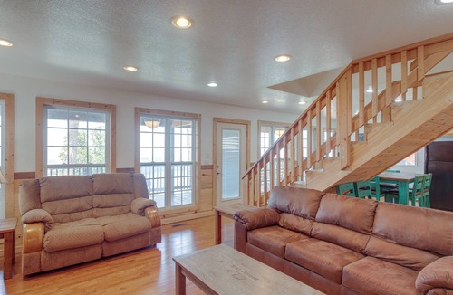 Bryant Cabin | ‘Wood Haven’ Cabin w/ Private Hot Tub, Resort Pool