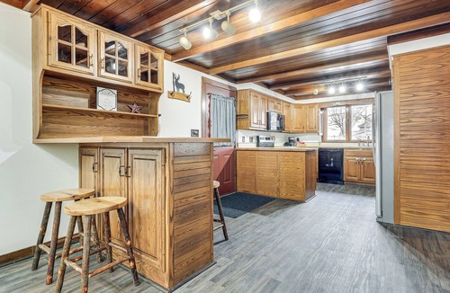 Spencerville House | Woodburn Group Getaway: Endless On-Site Fun!
