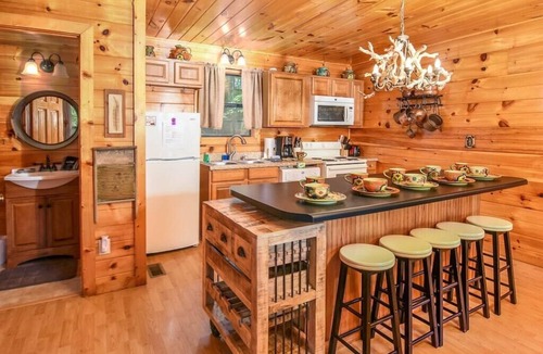 Sevierville Cabin | Wooded Cabin · Private Hot Tub · Pet-Friendly · Near Pigeon Forge