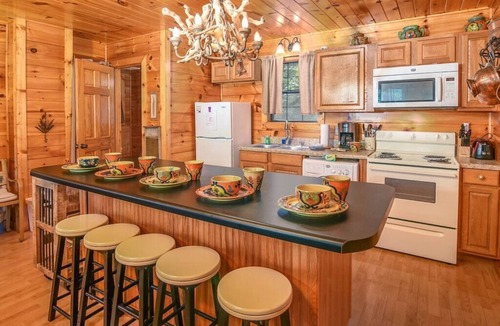 Sevierville Cabin | Wooded Cabin · Private Hot Tub · Pet-Friendly · Near Pigeon Forge
