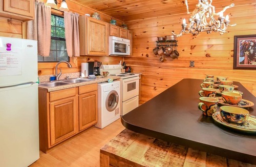 Sevierville Cabin | Wooded Cabin · Private Hot Tub · Pet-Friendly · Near Pigeon Forge