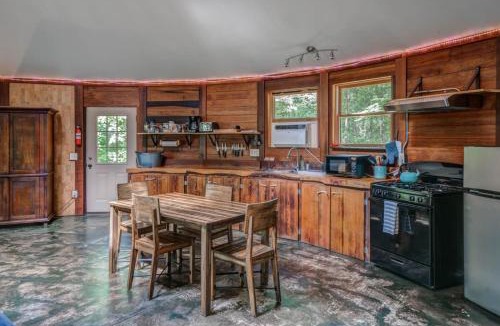 Talking Rock House | Wooden Yurt at Kaluna Farm Retreat