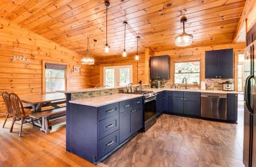 Toccoa House | Woodsy Hideaway: 8 Mi to Henderson Falls Park!
