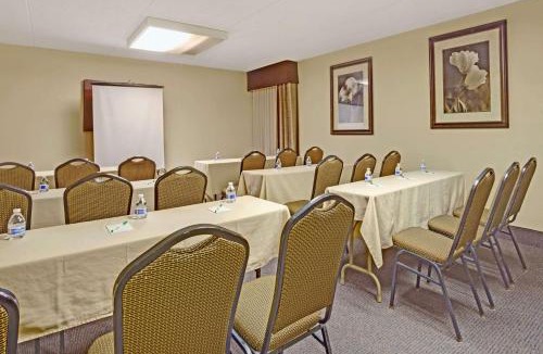 Executive Park Hotel | Wyndham Garden Charlotte Airport Southeast