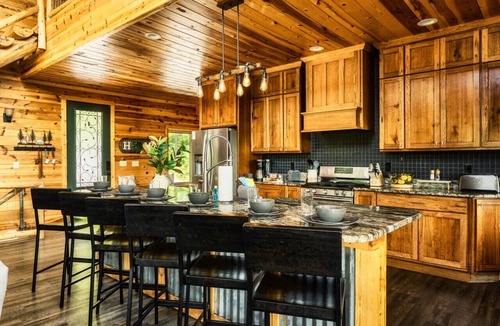 Sevierville Cabin | YARD/Hot Tub/Game Room/Theater/VIEWS/Fire Pit - Judy Top Lodge