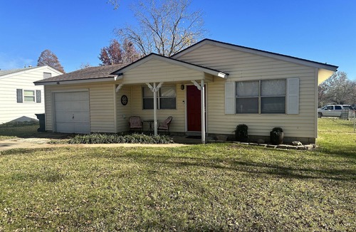 Tulsa House | Yellow House with the Red Door - 5 minute drive to Catoosa Hardrock Casino!