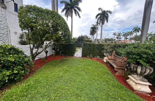 Hollywood Lakes Villa | Young Mansion Steps To The Beach