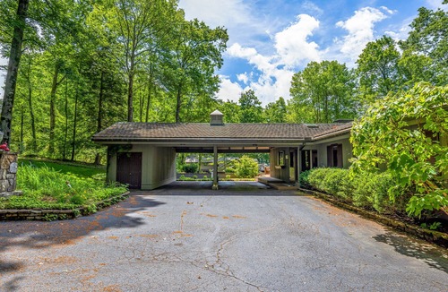 Lake Toxaway House | Your Blue Ridge Vacation Awaits in this Luxurious Lake-Front Home.