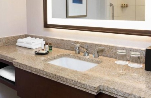 Pinch District House | Your Home Away From Home! 3 Comfortable Units, Restaurant and Bar, Pet-Friendly