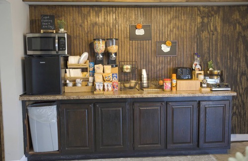 Brownsville Hotel | Your Road Trip Stop with 2 Queen Beds, Free Wi‑Fi, and Convenient Parking