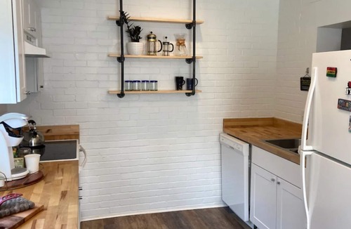 Greensboro House | ZEN Cottage-walk to Whole Foods -5 min drive to Tanger Broadway shows! Pets✅