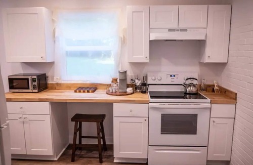 Greensboro House | ZEN Cottage-walk to Whole Foods -5 min drive to Tanger Broadway shows! Pets✅