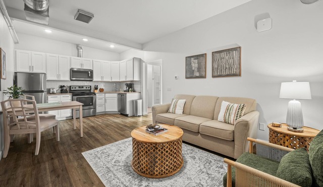 1 BR King Suite - Freshwater Inn - Bridgman, MI