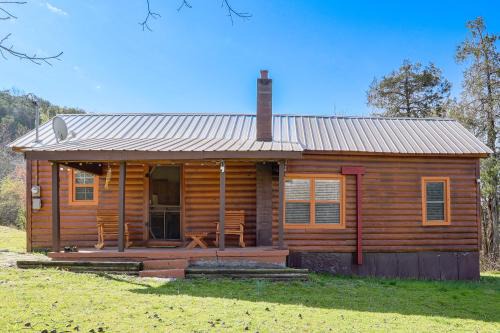 < 1 Mi to White River! Pet-Friendly Cabin in Guion