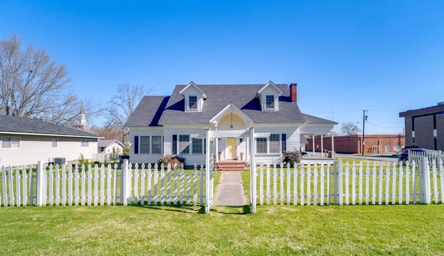 10 Mi to Caddo Lake: Charming Cottage in Vivian!